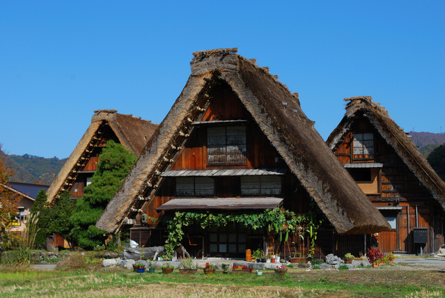 富士山から白川郷へ。茅葺き屋根の集落が呼んでいる